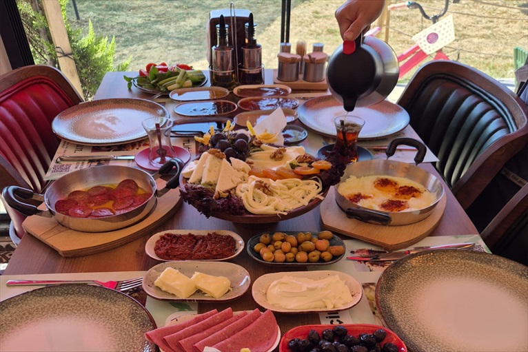 Çakır At Çiftliği Çatalca‘da 3 Tur At Binme Ve Nefis Serpme Kahvaltı Keyfi